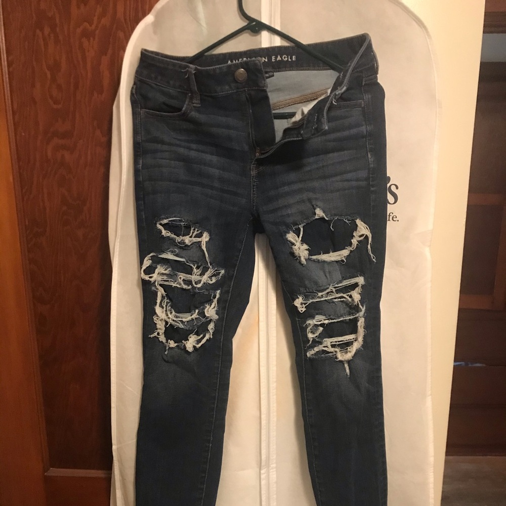HIGH WAISTED RIPPED AMERICAN EAGLE JEANS